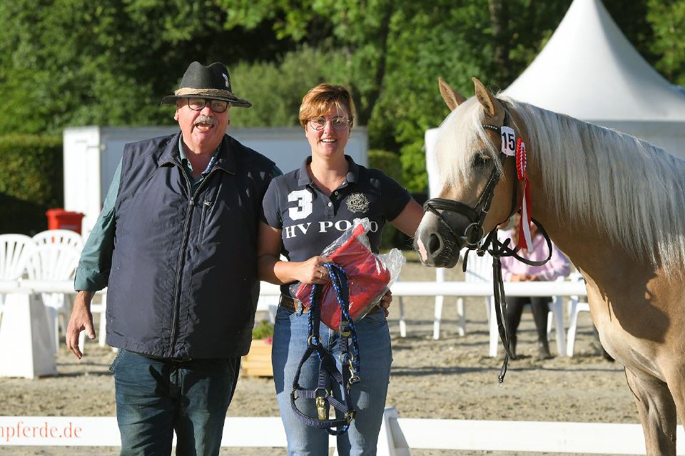 Aina mit Züchter Egbert Bispinghoff und Besitzerin Anica Schubert